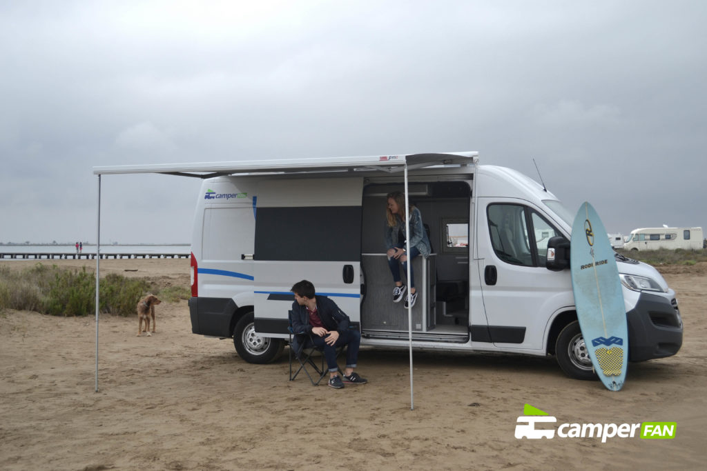 Camper acampada en la playa 6