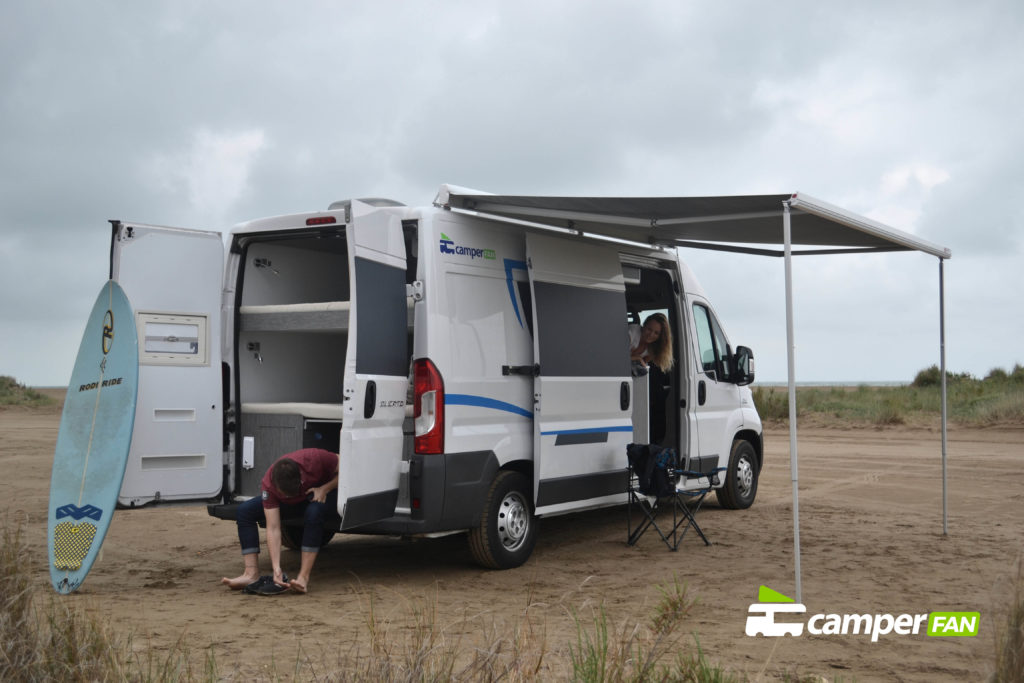 Camper acampada en la playa